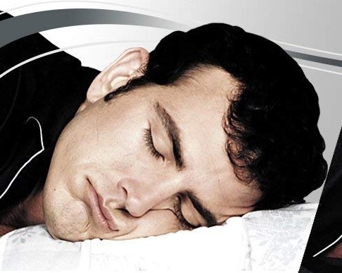 Dormir con la cara aplastada contra la almohada
