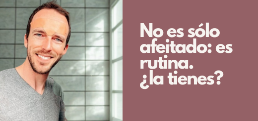Imagen con el mensaje “No es sólo afeitado, es rutina. ¿La tienes?” Hombre con parches Frownies sonriendo sobre fondo neutro. Representa la importancia de que los hombres adopten una rutina completa de cuidado facial más allá del afeitado.