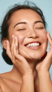 Una vez hayas experimentado el masaje con el Gua Sha de cobre y los beneficios que éste aporta a tu bienestar, no te costará incorporarlo a tu rutina de belleza.