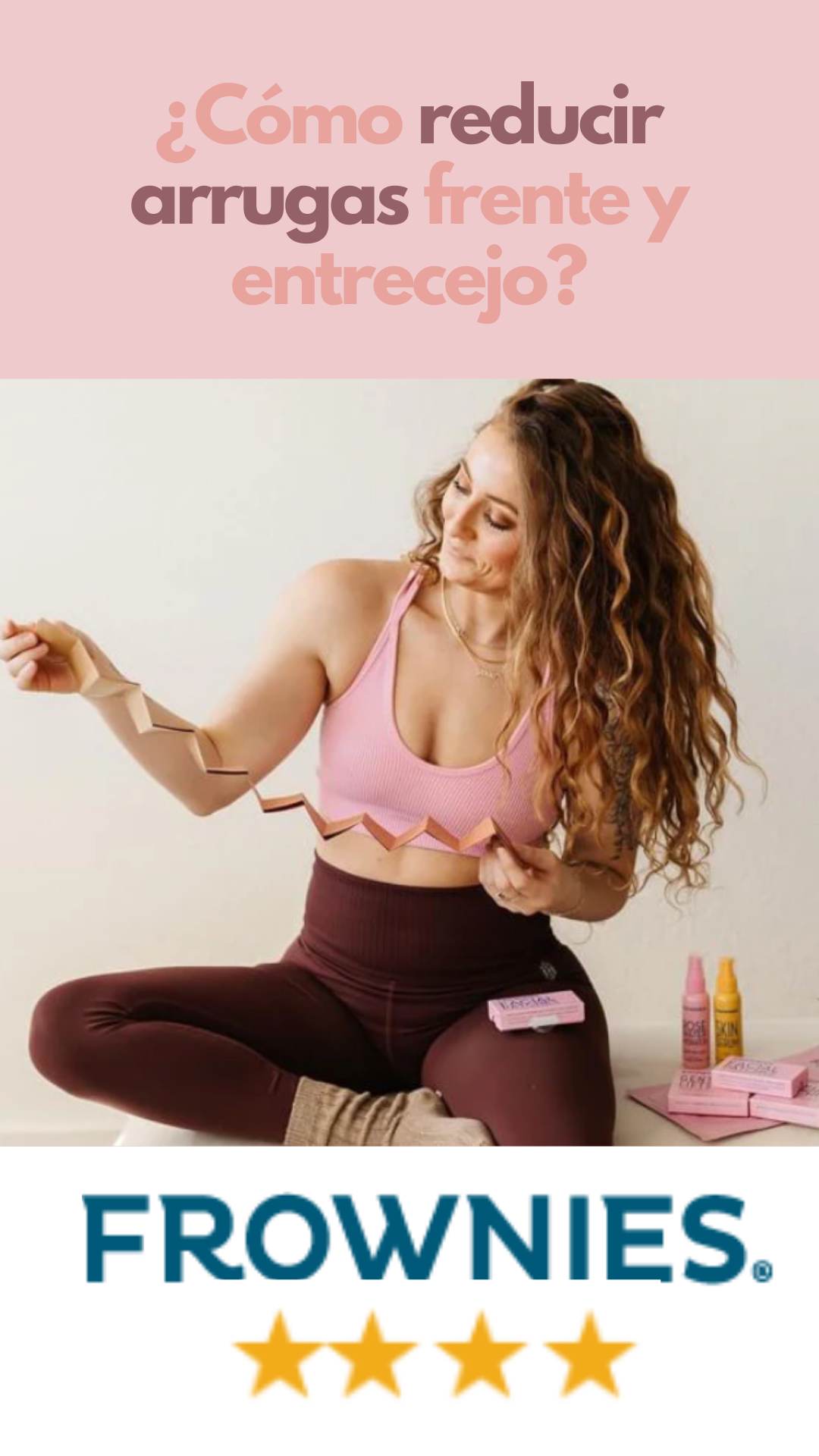 Mujer aplicando parches Frownies en la frente y entrecejo, como tratamiento natural para suavizar arrugas de expresión mientras duerme.