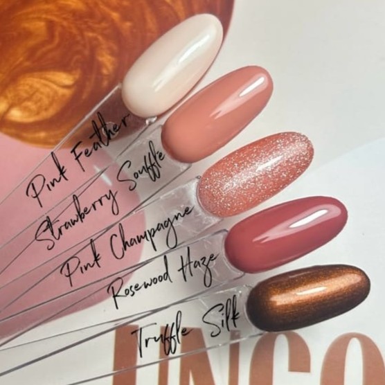 Imagen con los cinco tonos de esmalte semipermanente Pink Gellac Uncovered 9: Soft Taupe, Dusty Rose, Mauve Mist, Warm Beige y Blush Pink, sobre fondo neutro.